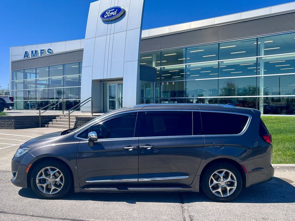 Used 2017 Chrysler Pacifica Limited w/ UConnect Theater Package FWD image 3