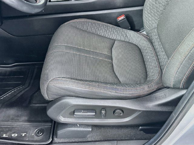 Used 2025 Honda Pilot Sport image 25