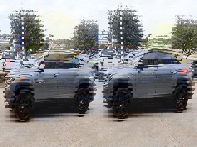 Used 2021 Volkswagen Atlas Cross Sport SE w/ Panoramic Sunroof Package image 2