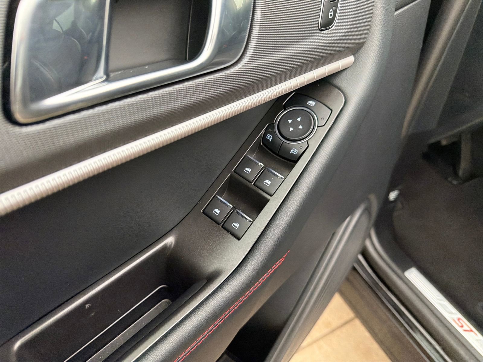 Certified 2025 Ford Explorer ST-Line image 19