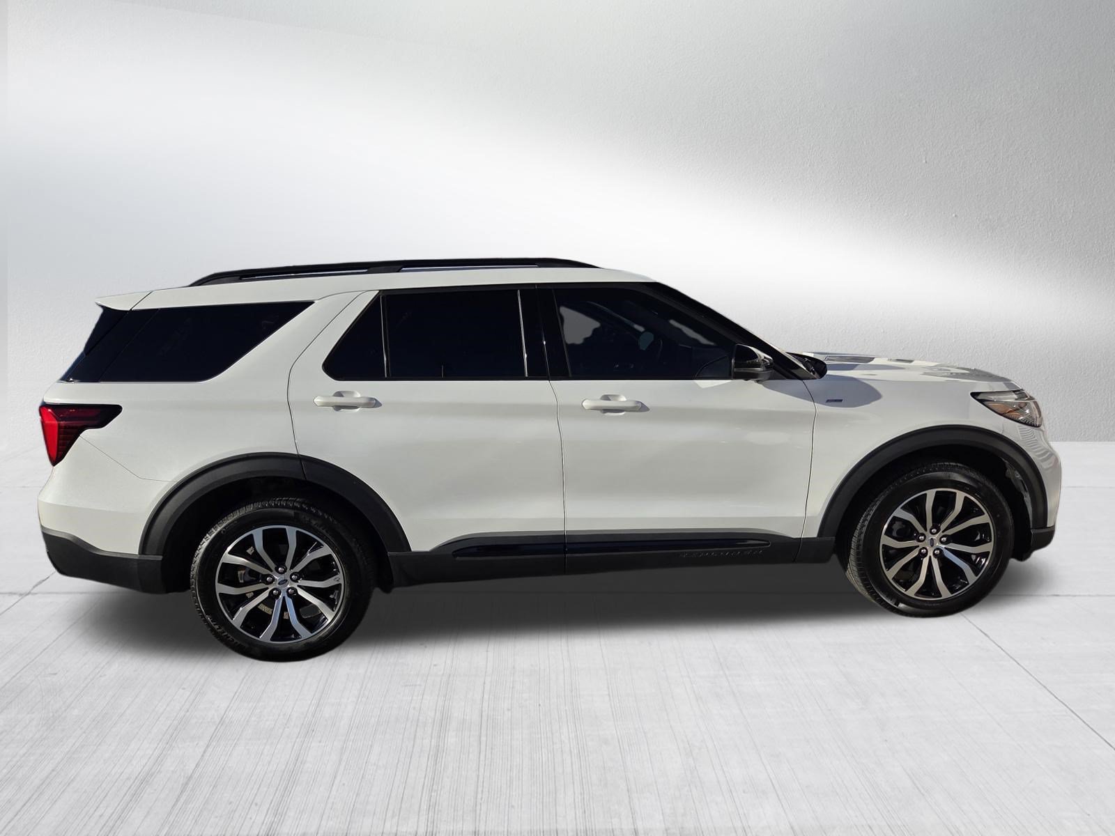 Certified 2025 Ford Explorer ST-Line AWD/4WD image 8