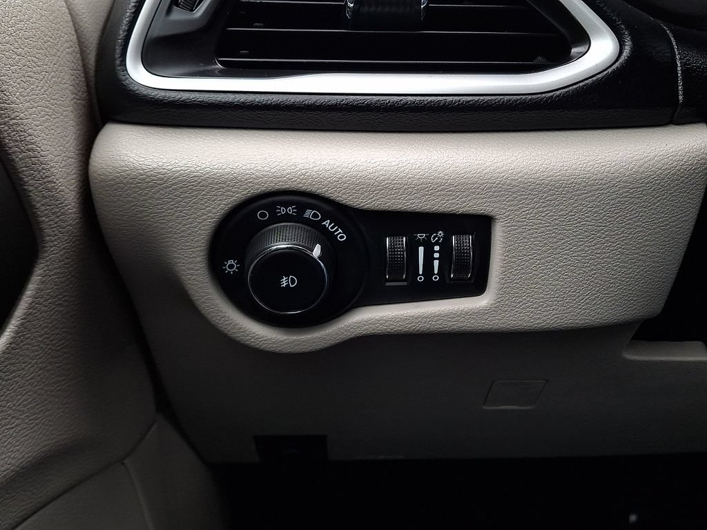 Used 2024 Chrysler Pacifica Touring-L FWD image 28