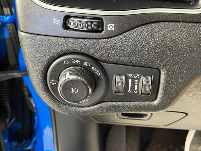 Used 2019 Jeep Cherokee Trailhawk w/ Cold Weather Group AWD/4WD image 16