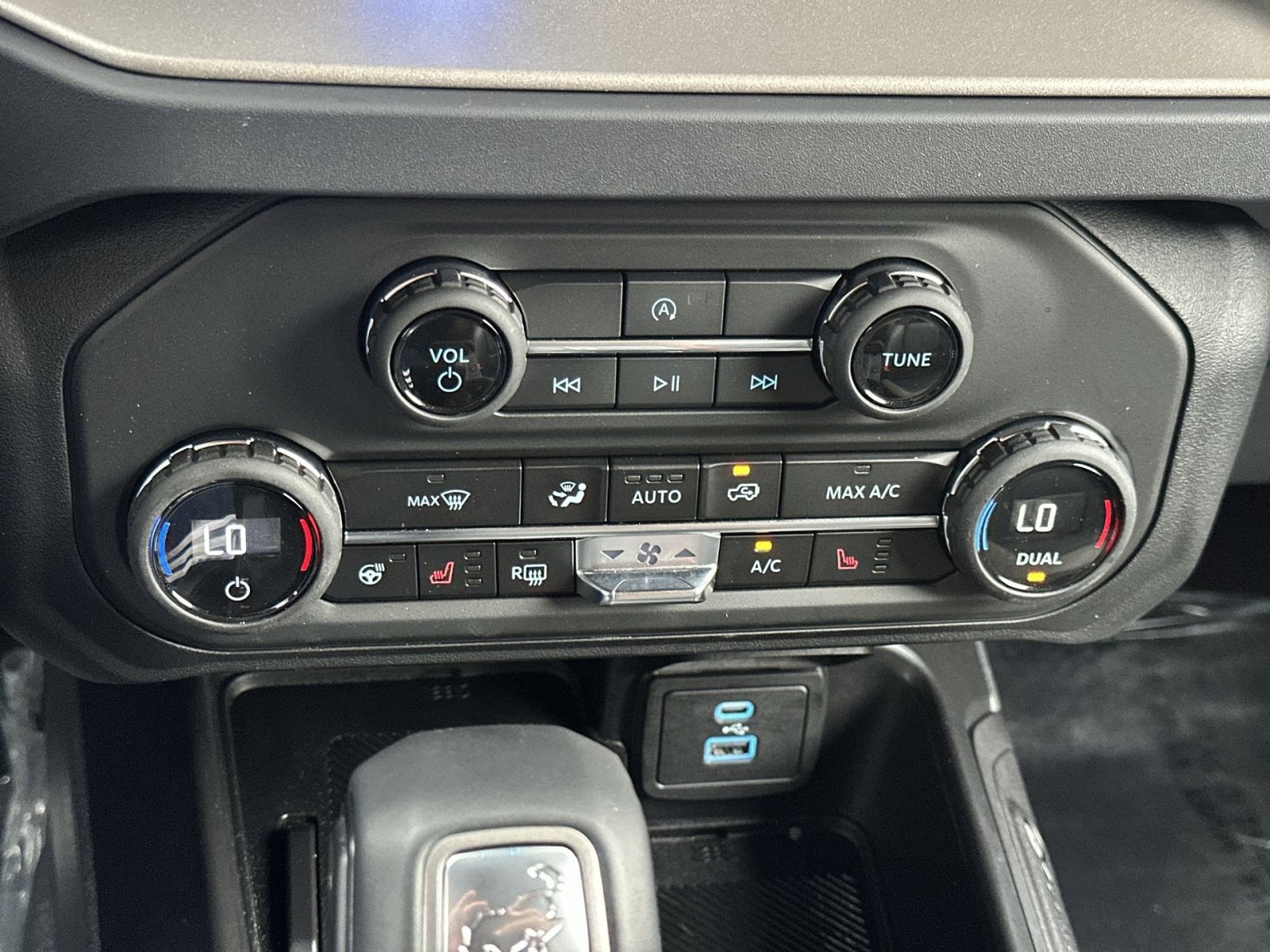 Certified 2025 Ford Bronco Outer Banks AWD/4WD image 29