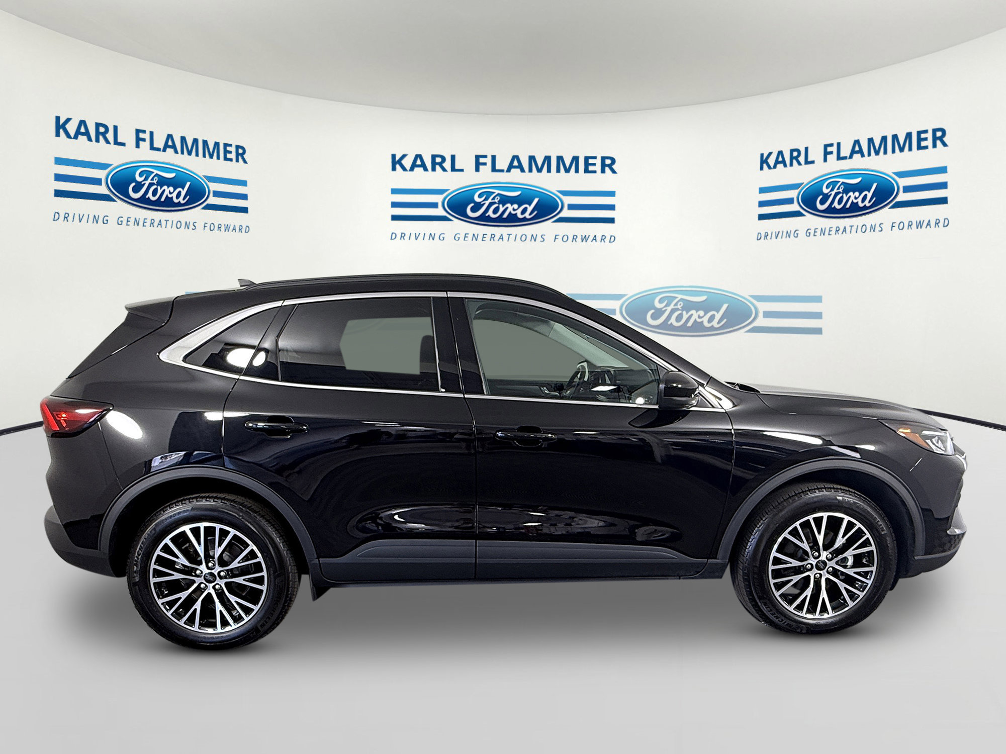 Certified 2025 Ford Escape SE FWD image 2