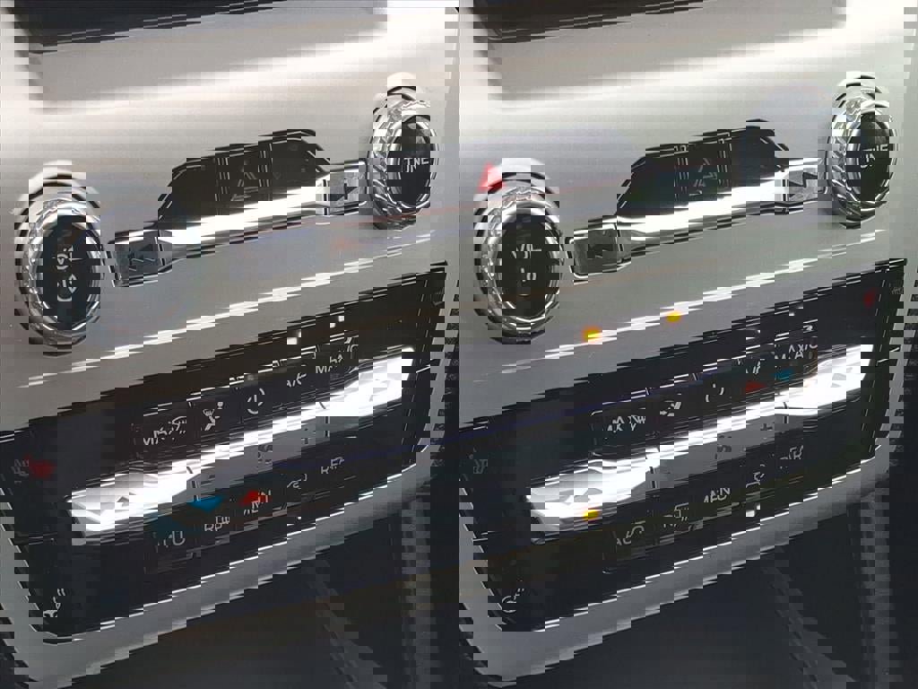 Certified 2022 Ford Explorer XLT w/ Equipment Group 202A image 29