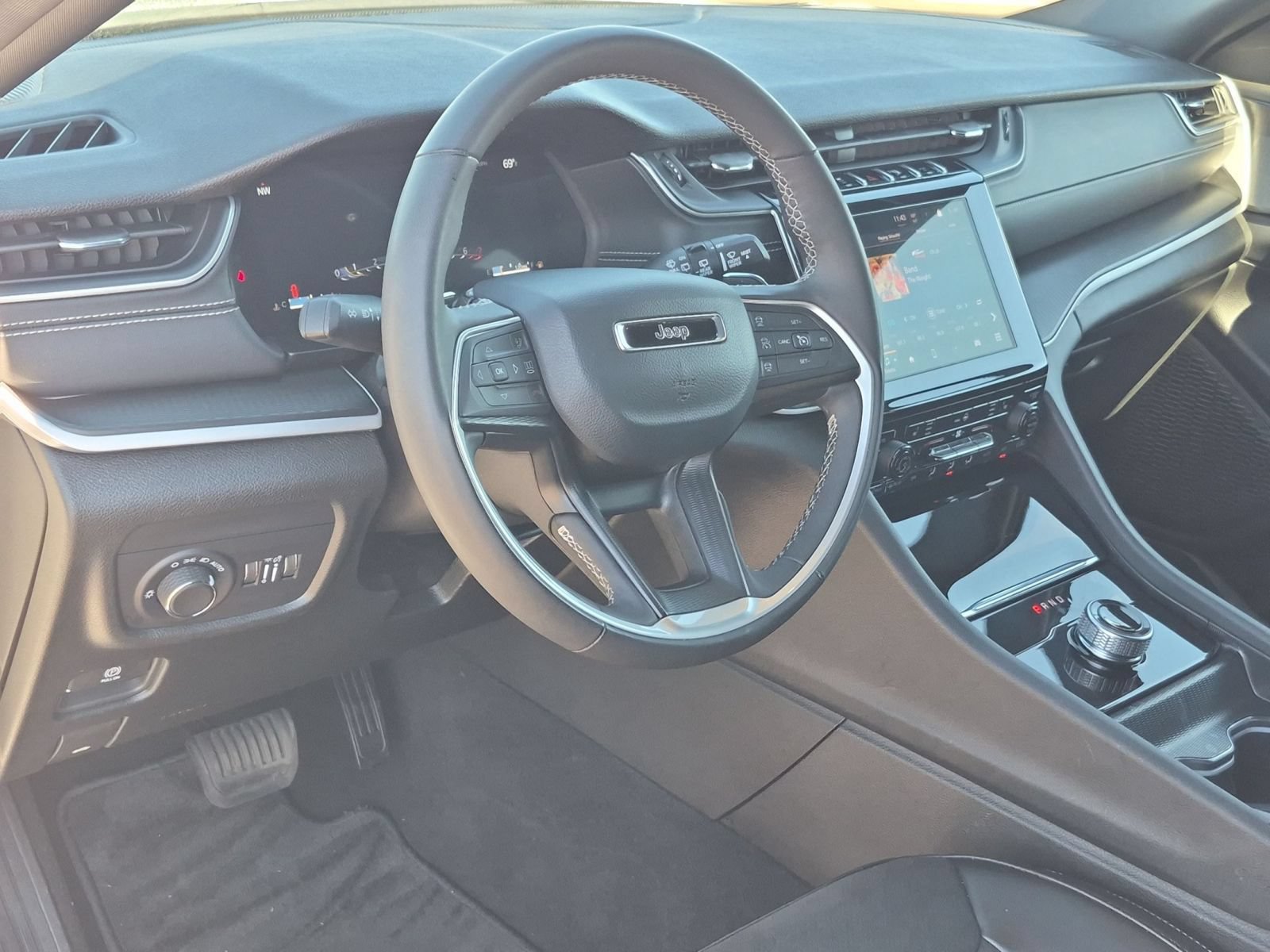 Used 2025 Jeep Grand Cherokee Altitude AWD/4WD image 11