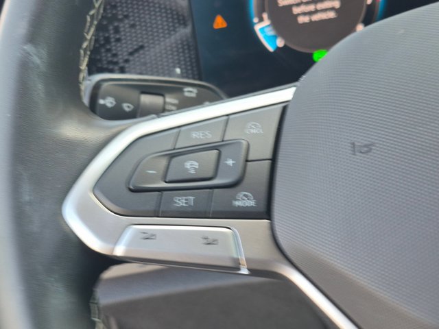 Used 2025 Volkswagen Tiguan SE FWD image 14