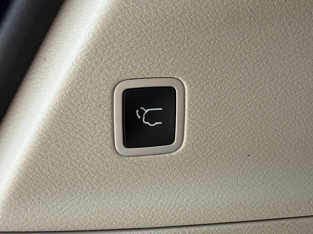 Used 2023 Chrysler Pacifica Touring-L FWD image 16