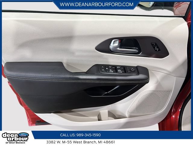 Used 2024 Chrysler Pacifica Touring-L FWD image 11
