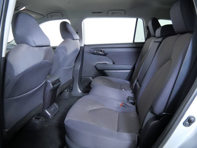 Used 2021 Toyota Highlander LE AWD/4WD image 16