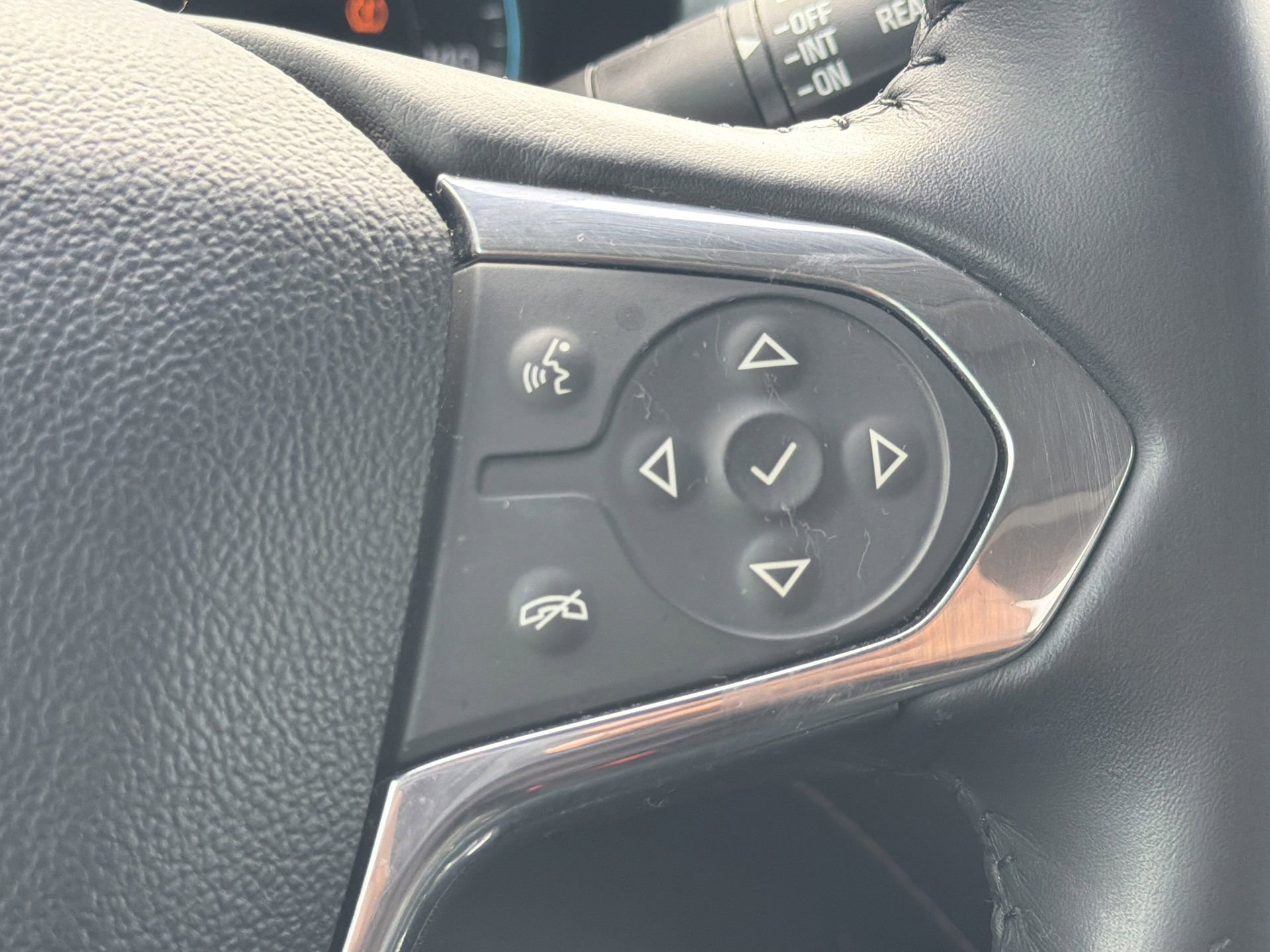 Used 2019 Chevrolet Traverse LT w/ LT Premium Package FWD image 11