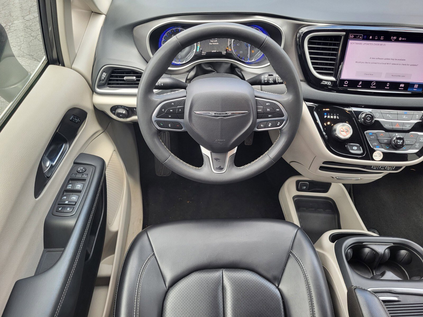 Used 2023 Chrysler Pacifica Touring-L FWD image 14