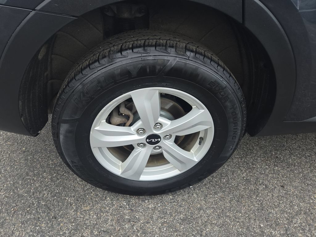 Used 2023 Kia Sorento LX AWD/4WD image 2