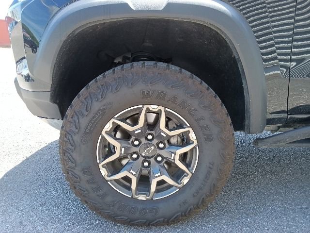 Used 2025 Chevrolet Colorado ZR2 w/ Technology Package AWD/4WD image 11