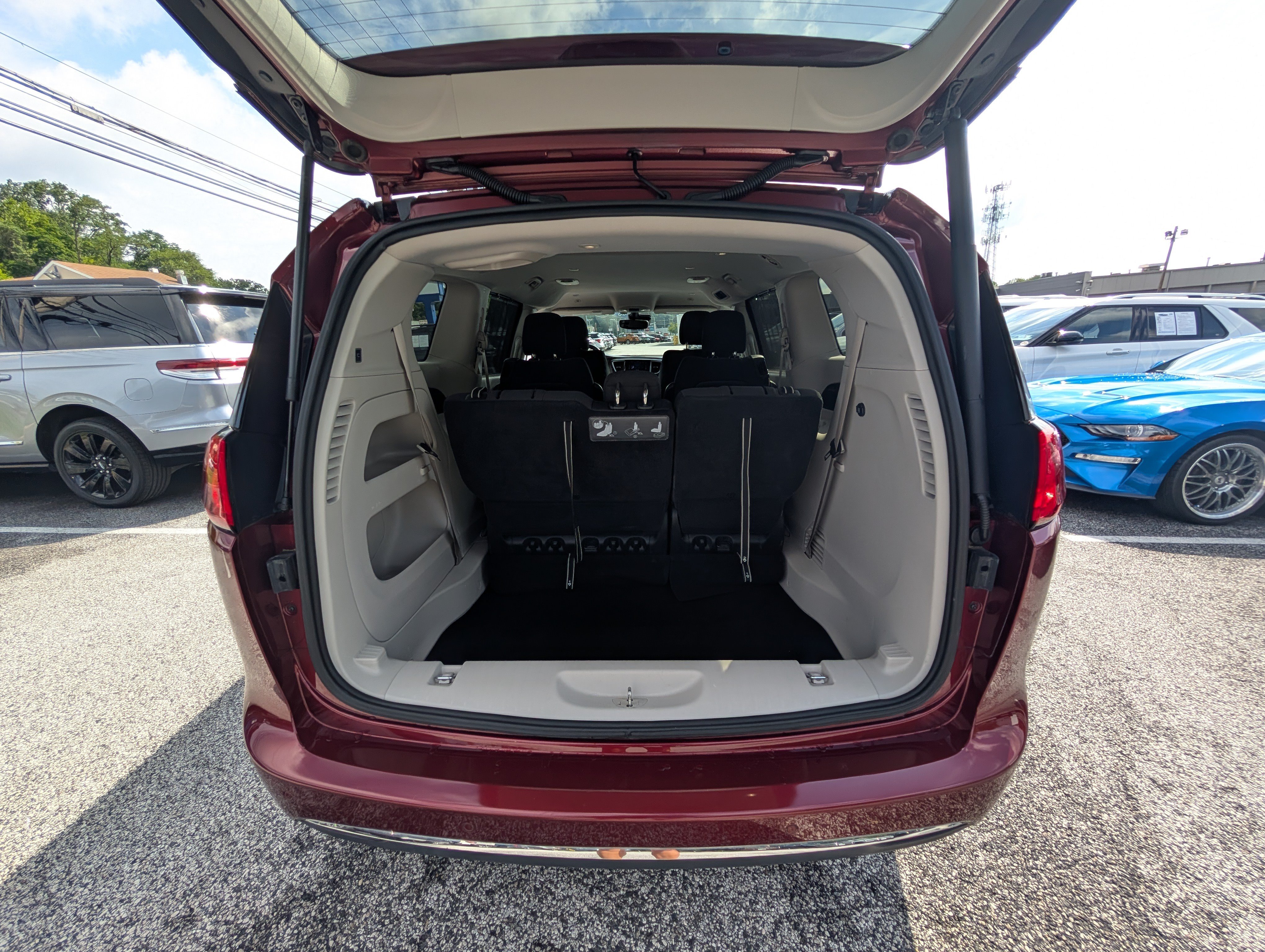 Used 2019 Chrysler Pacifica Touring Plus w/ Advanced Safetytec Group FWD image 15