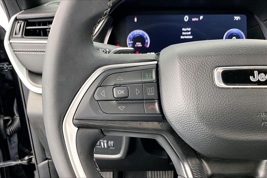 Used 2025 Jeep Grand Cherokee Laredo X AWD/4WD image 18