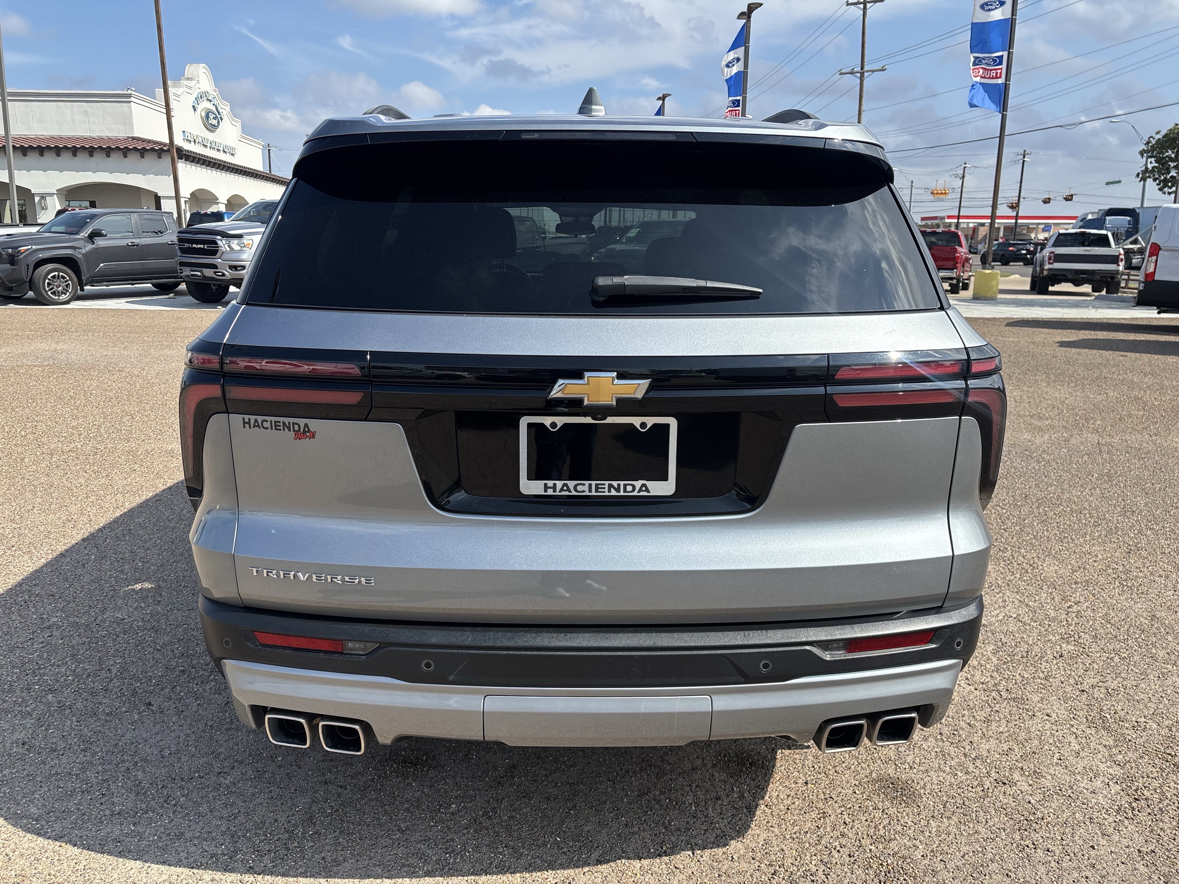 Used 2025 Chevrolet Traverse LT w/ Driver Confidence Package FWD image 3