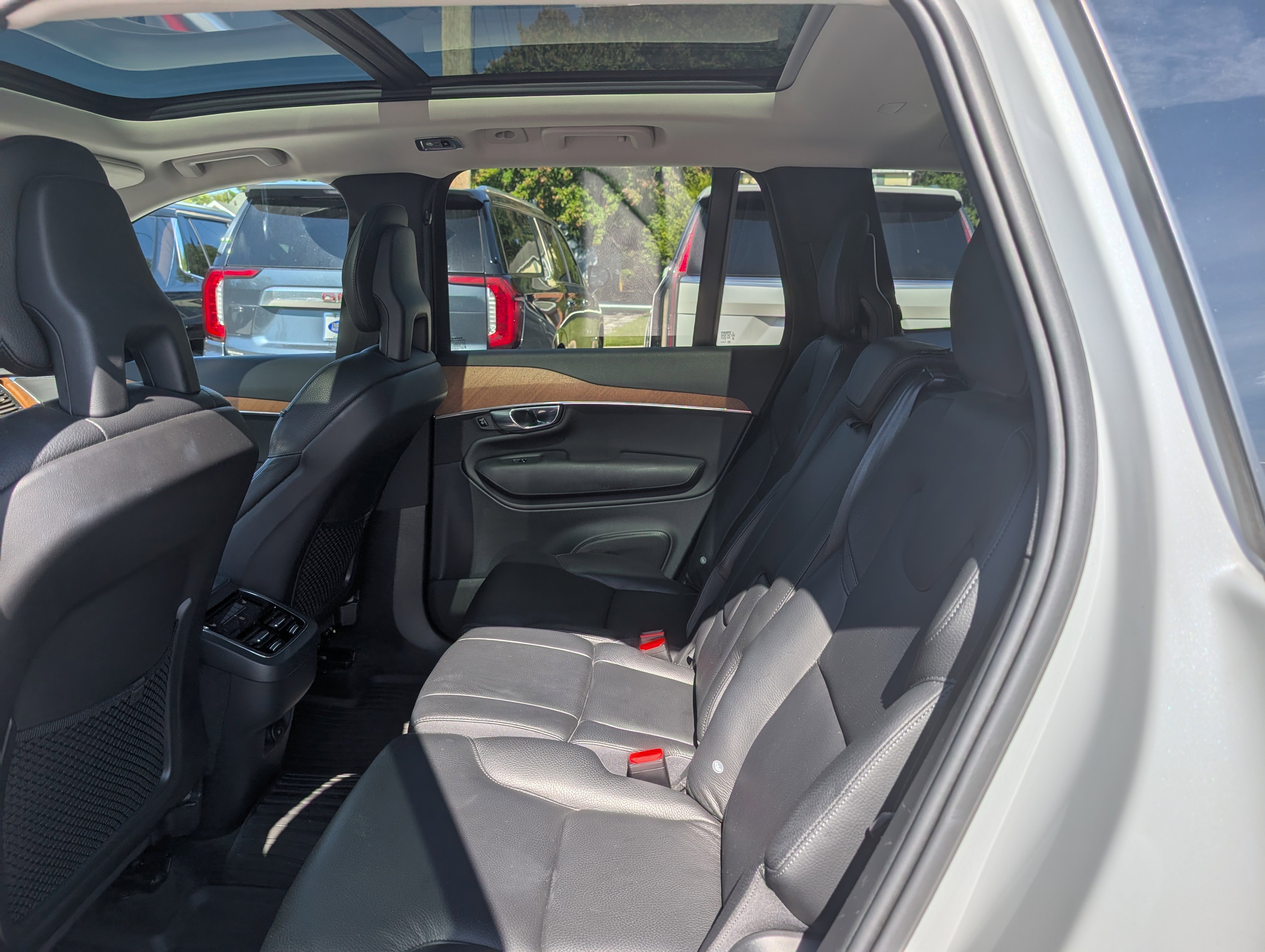 Used 2021 Volvo XC90 T6 Momentum w/ Advanced Package image 16