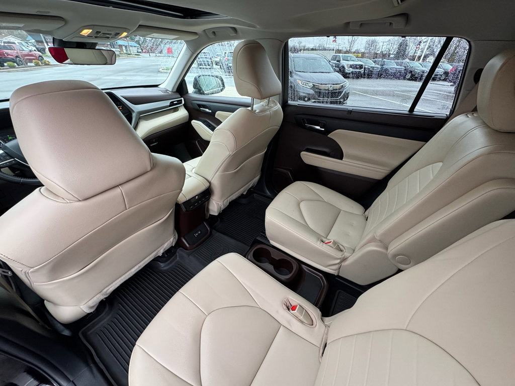 Used 2022 Toyota Highlander XLE AWD/4WD image 25