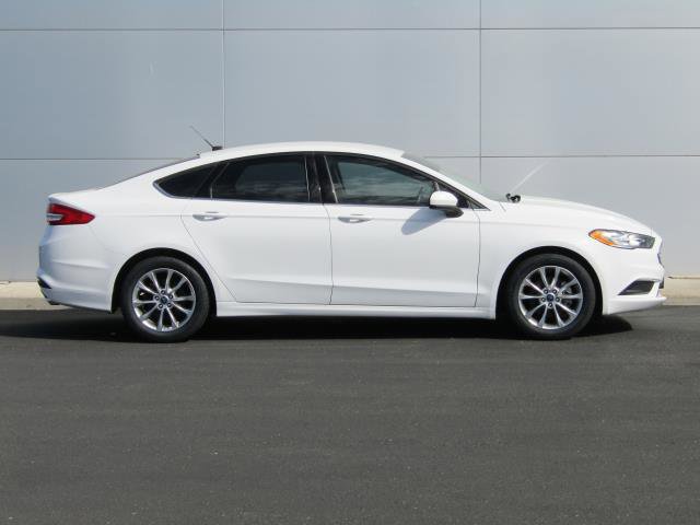 Certified 2017 Ford Fusion SE FWD image 3