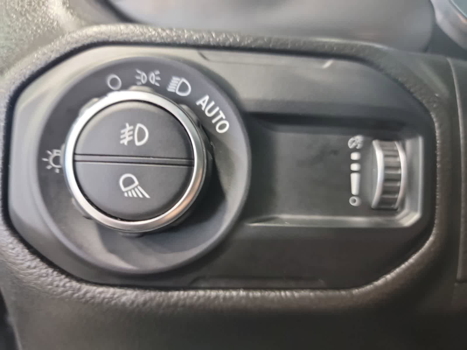 Used 2023 Jeep Gladiator Overland AWD/4WD image 13