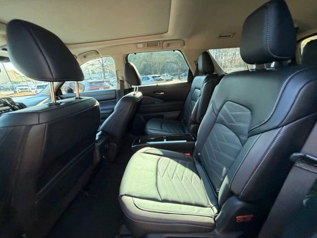 Used 2024 Nissan Pathfinder Platinum image 18