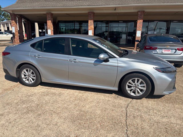 Used 2025 Toyota Camry LE FWD image 7