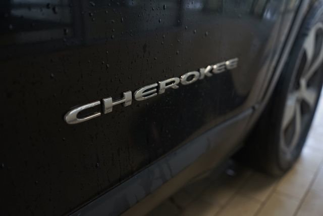 Used 2019 Jeep Cherokee Limited image 16
