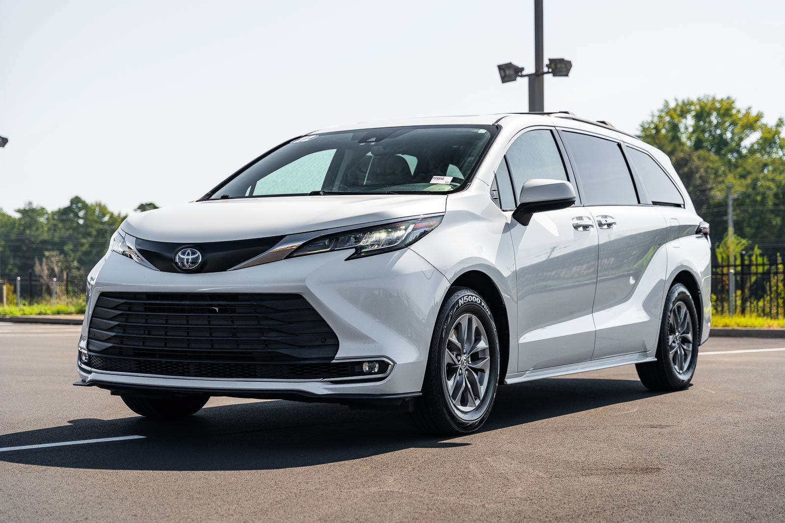 Used 2022 Toyota Sienna XLE FWD image 3