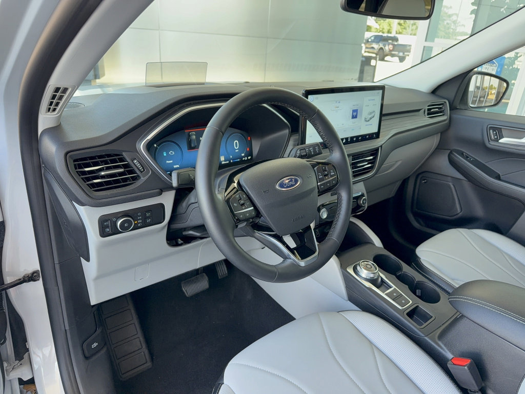 Certified 2025 Ford Escape SE w/ PHEV Premium Package image 10