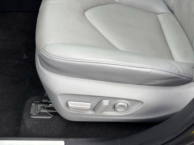 Used 2023 Toyota Highlander Limited FWD image 14
