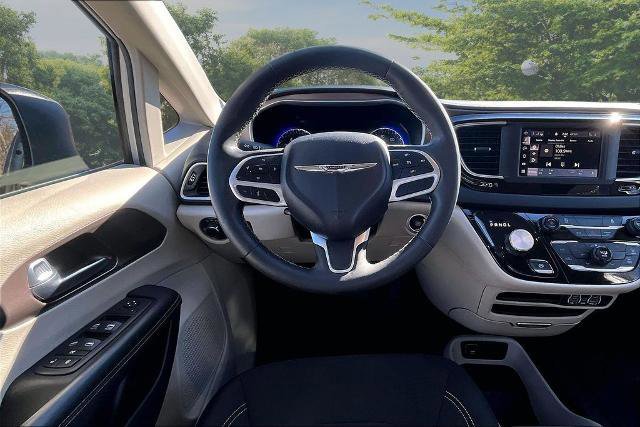 Used 2023 Chrysler Voyager LX image 7