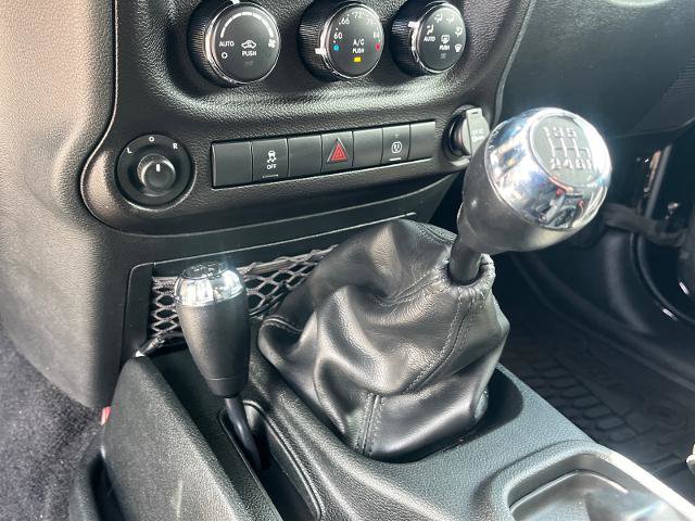 Used 2018 Jeep Wrangler Unlimited Rubicon w/ Connectivity Group AWD/4WD image 8