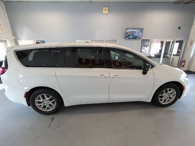 Used 2025 Chrysler Pacifica Select FWD image 6