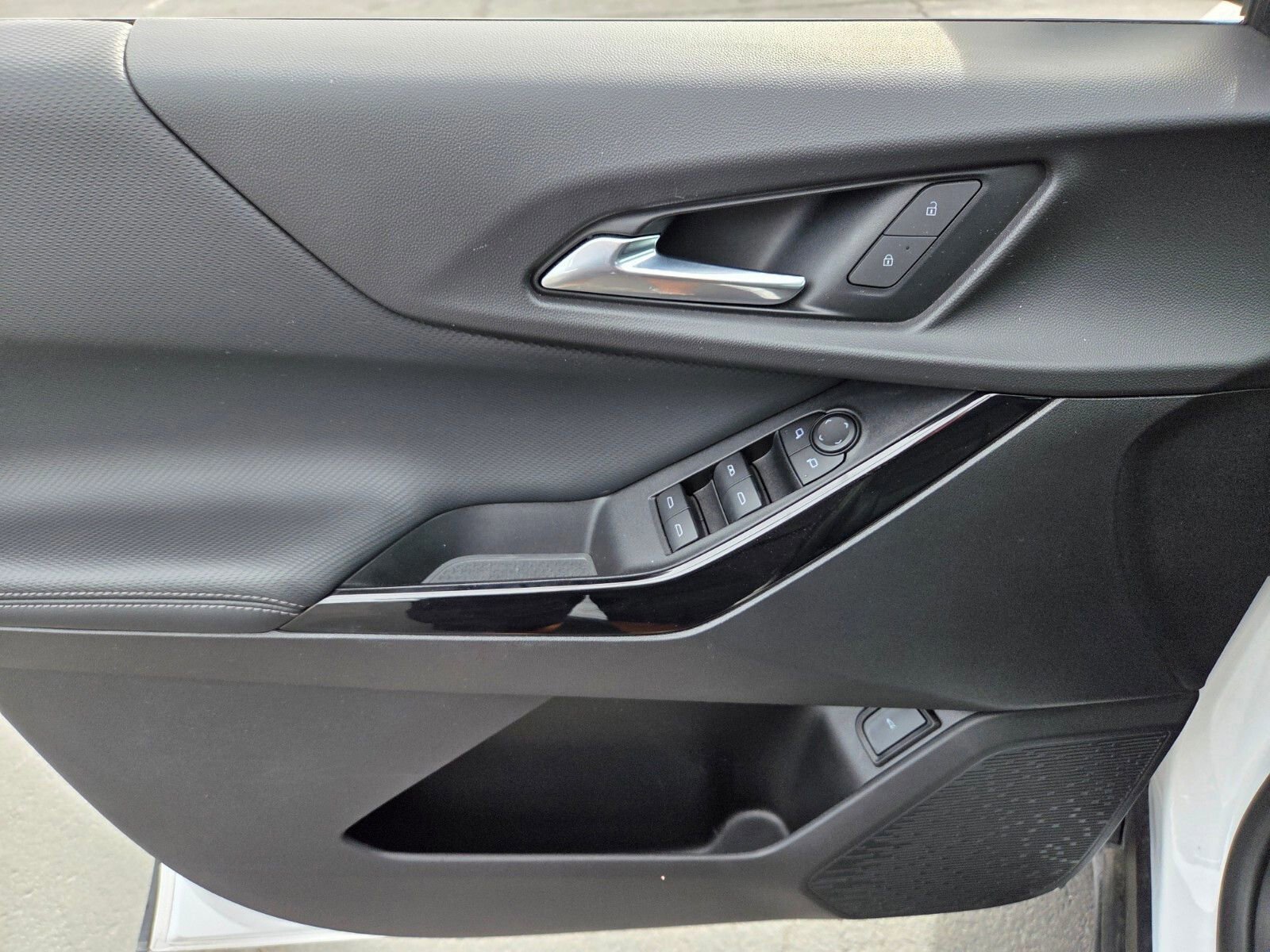 Used 2025 Chevrolet Equinox LT w/ Convenience Package II image 17