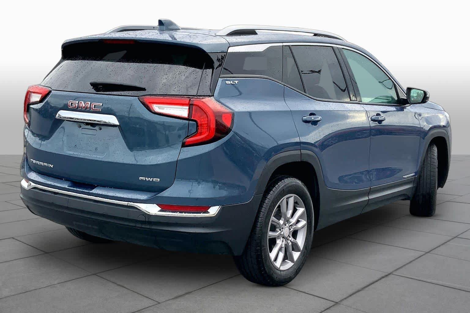 Used 2024 GMC Terrain SLT AWD/4WD image 12