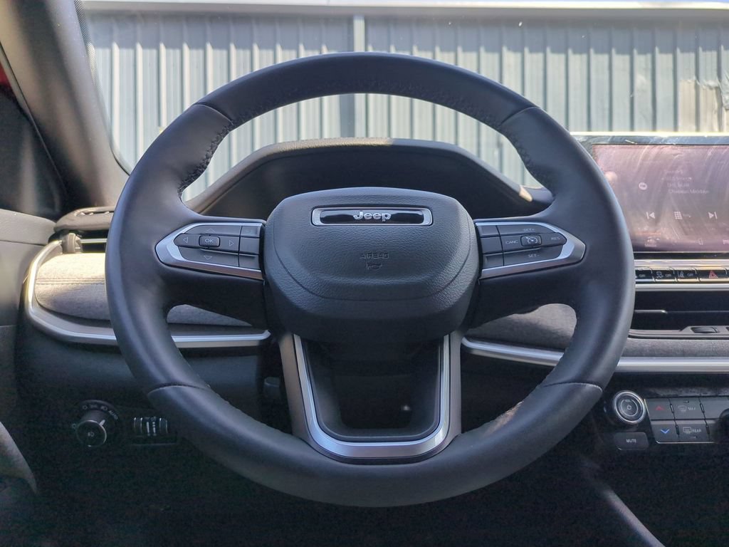 Used 2025 Jeep Compass Latitude AWD/4WD image 15