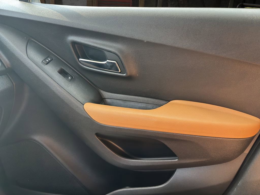 Used 2020 Chevrolet Trax LT w/ LT Convenience Package image 11