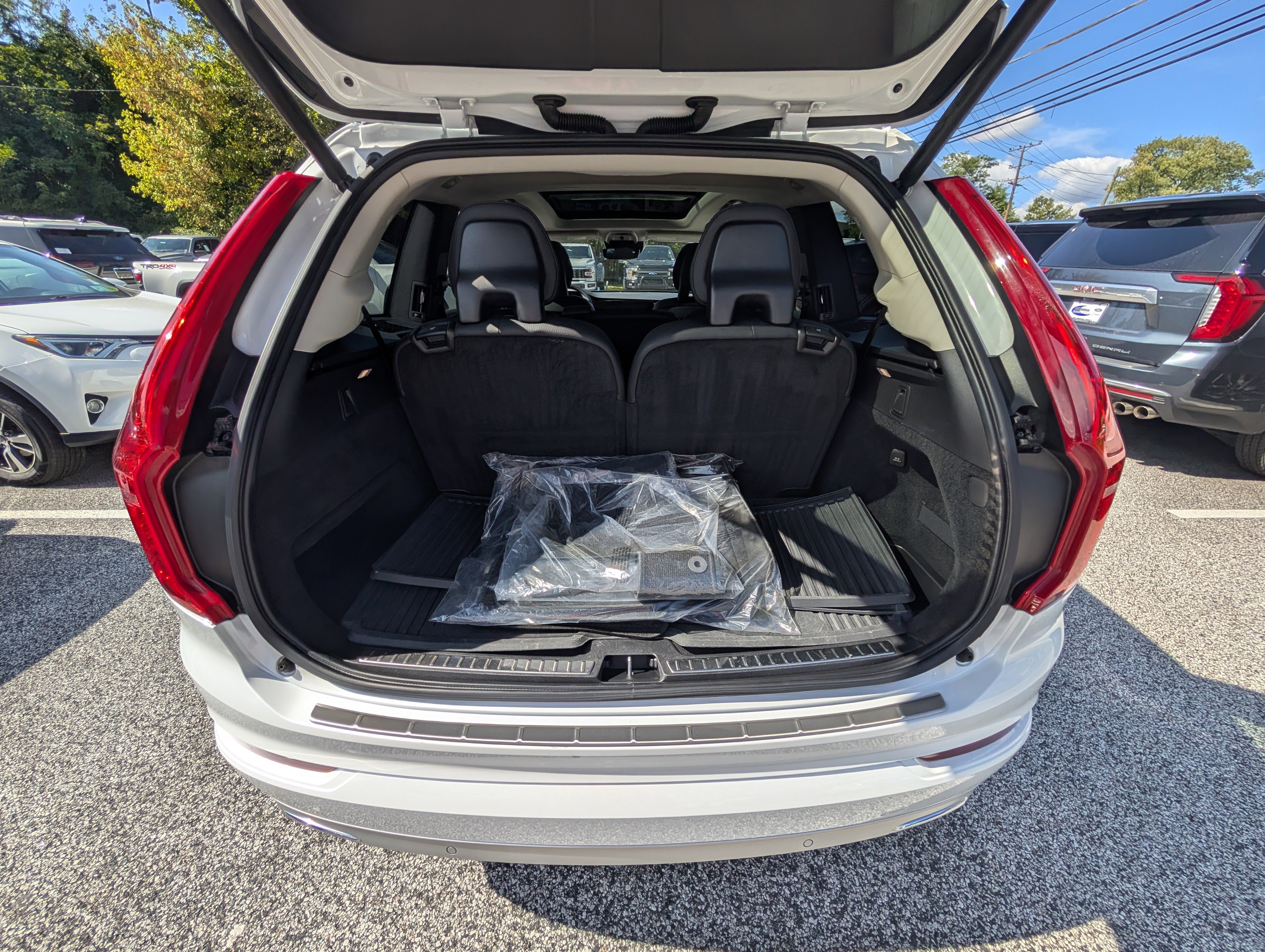 Used 2021 Volvo XC90 T6 Momentum w/ Advanced Package image 14