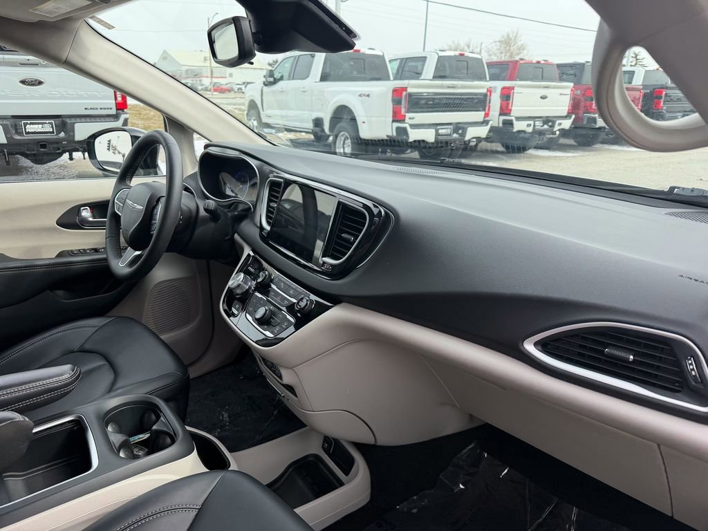 Used 2024 Chrysler Pacifica Touring-L image 23