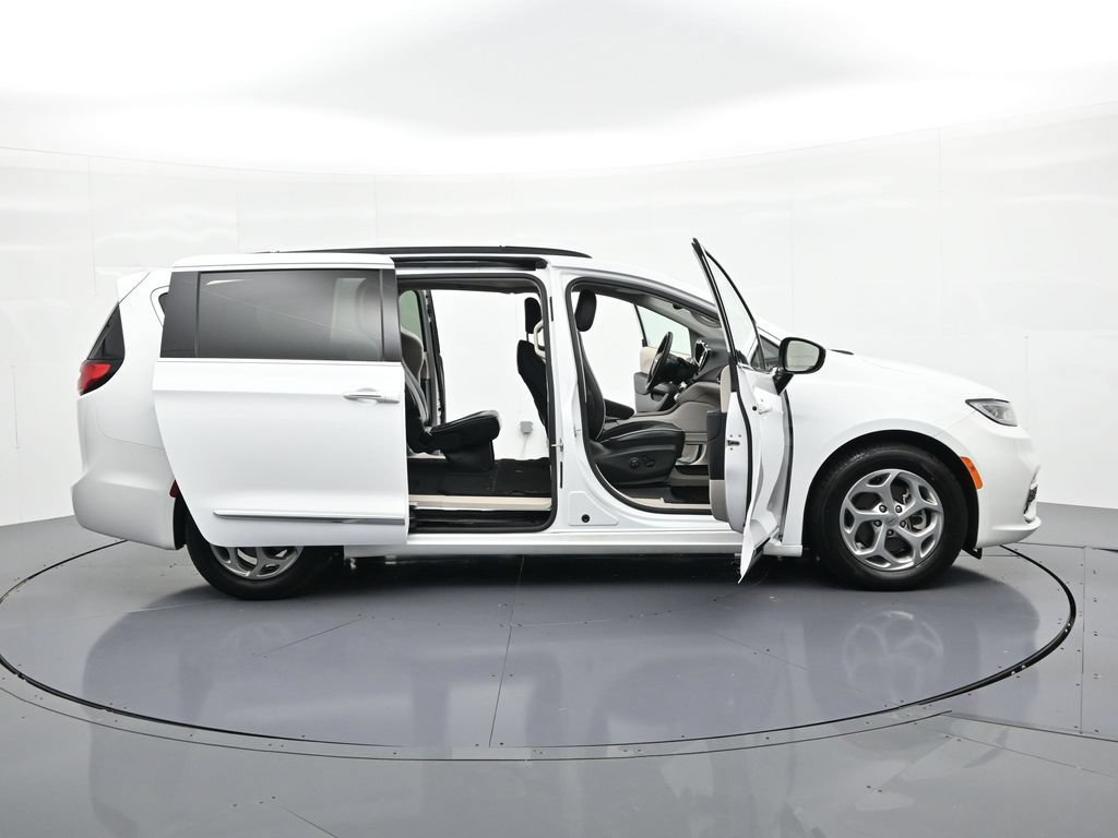 Used 2023 Chrysler Pacifica Limited FWD image 22