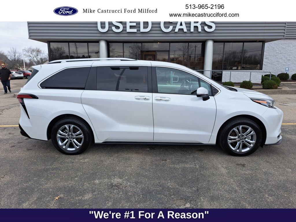 Used 2024 Toyota Sienna Platinum image 2