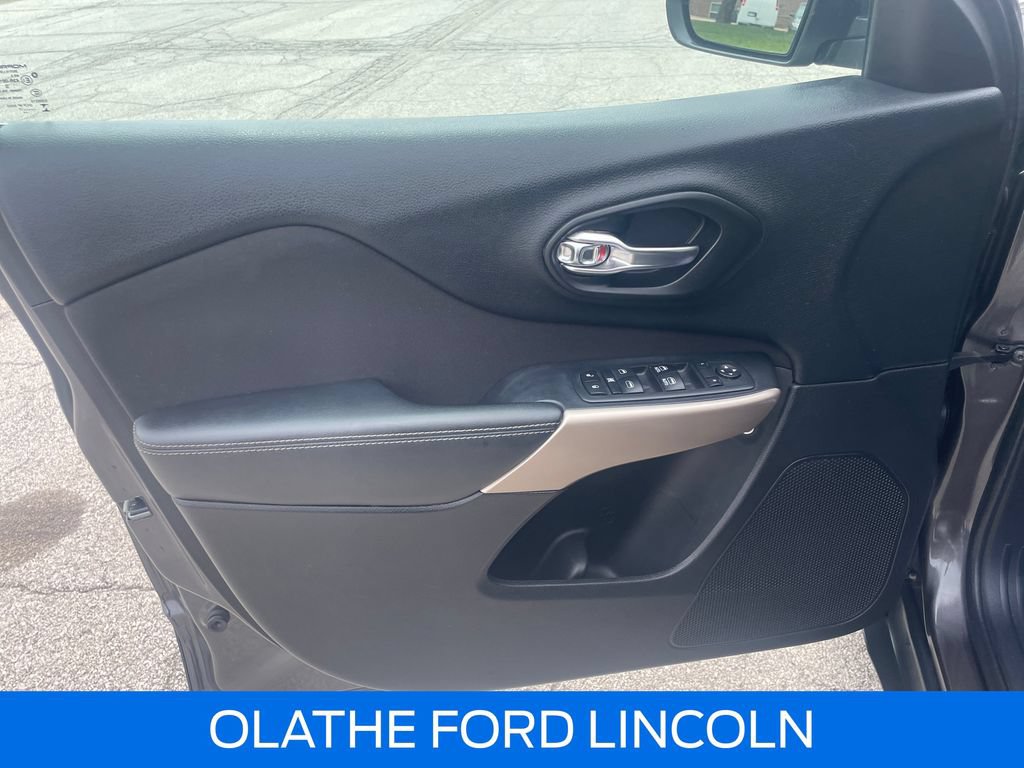 Used 2017 Jeep Cherokee Latitude FWD image 19