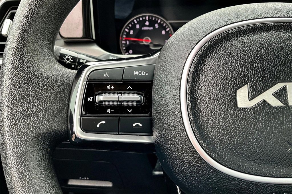 Used 2023 Kia Sorento LX image 18