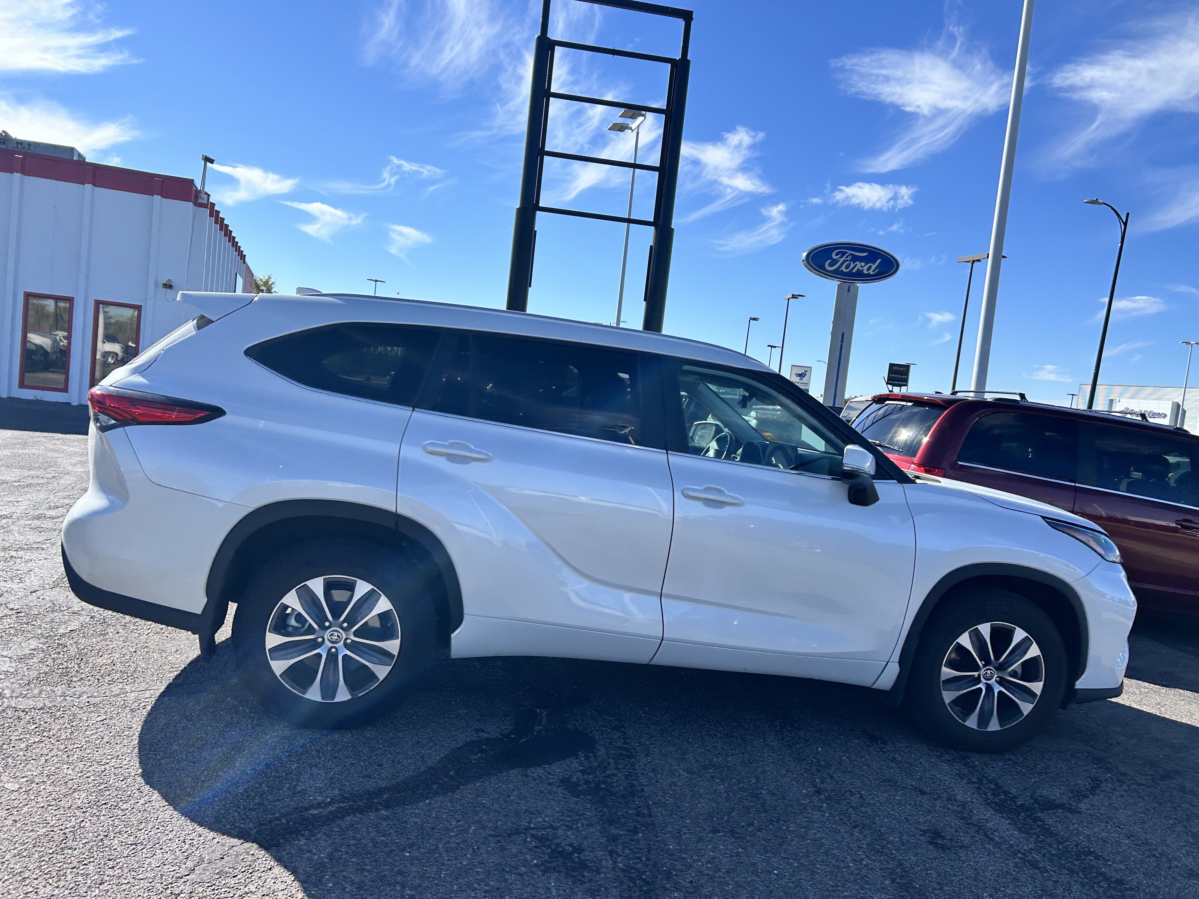 Used 2023 Toyota Highlander XLE AWD/4WD image 7