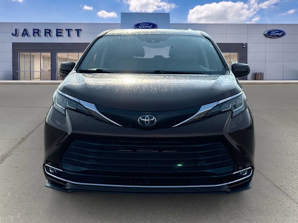 Used 2022 Toyota Sienna XLE w/ XLE Plus Package FWD image 2