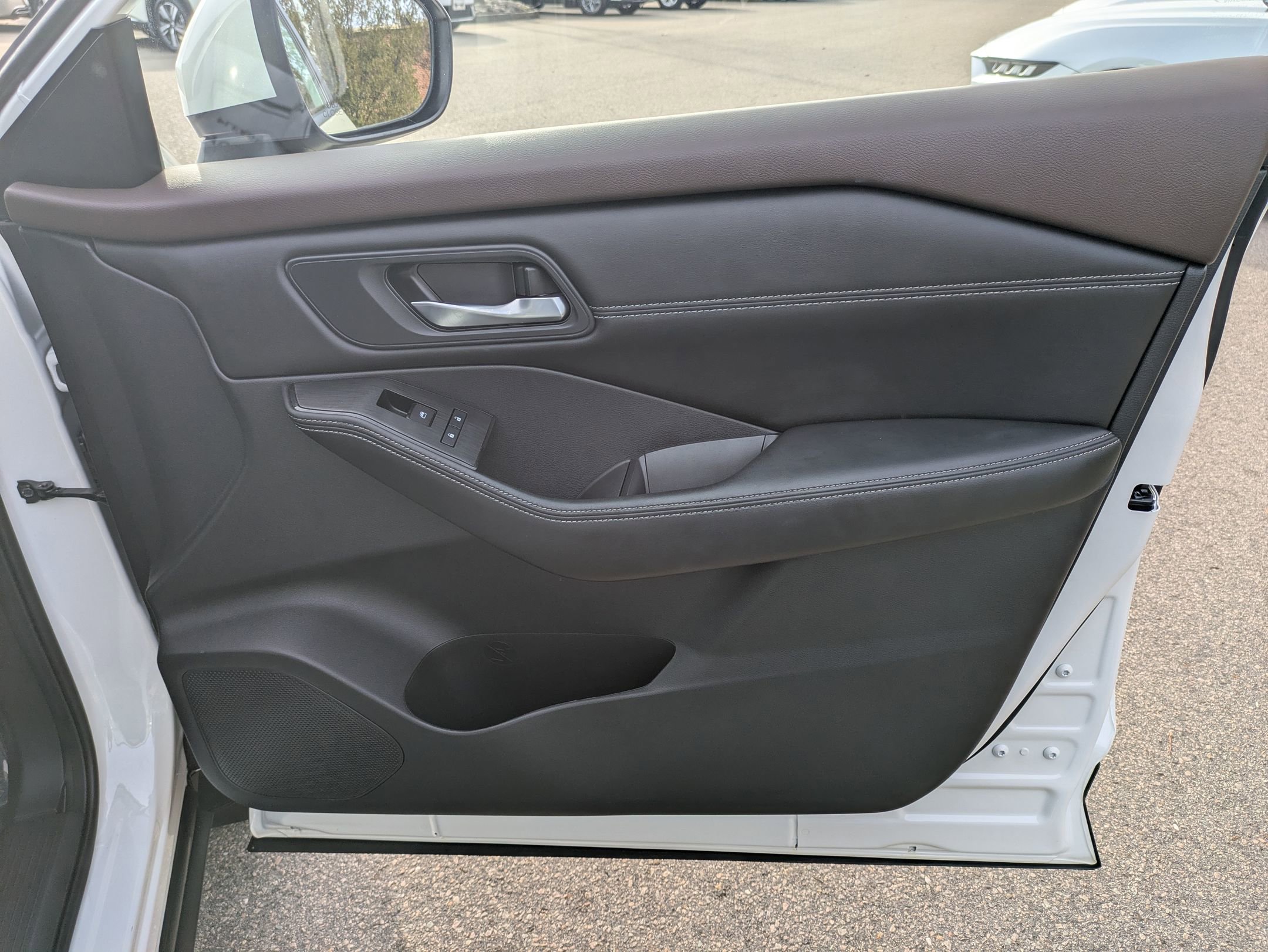 Used 2022 Nissan Rogue SV w/ SV Premium Package image 30