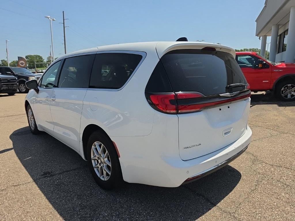 Used 2024 Chrysler Pacifica Touring-L FWD image 5