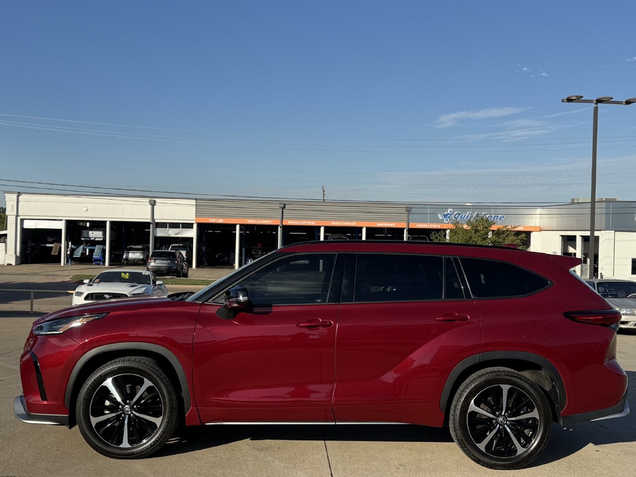 Used 2021 Toyota Highlander XSE FWD image 3